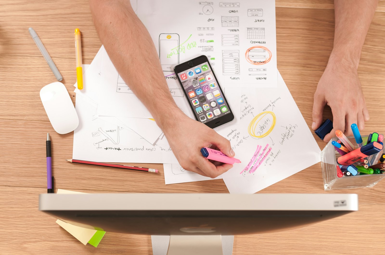 Bản phác thảo bố cục trang web và điện thoại trên bàn thiết kế